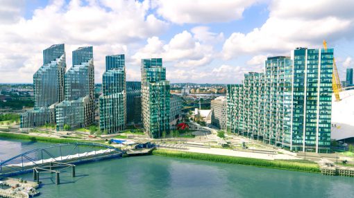 Greenwich Peninsula是Knight Dragon斥資84億英鎊（約927億港元）發展的項目，佔地近200英畝，即約809,360平方米，位處倫敦東部城市，將提供住宅、商業單位、公園、商舖、酒店、學校和公共設施。